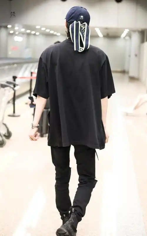 木子洋机场look,黑色假两件t恤搭配破洞设计牛仔裤,尽显型男魅力