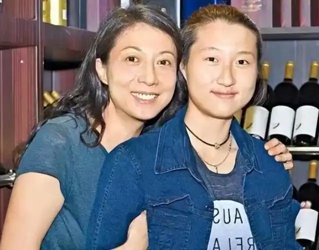 因成龙对女儿吴卓林的不关心,使他如今已然活成了一个笑话