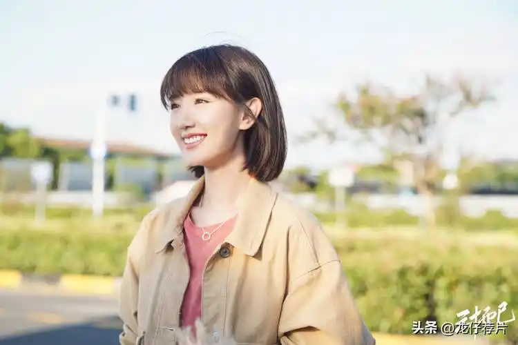 年过三十的毛晓彤换成了一头短发,简单干练,又飒又美,但甜美治愈的
