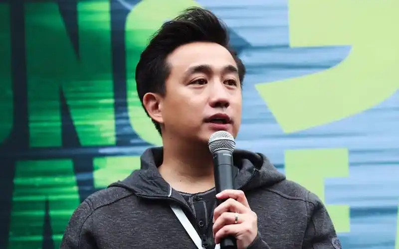 戏剧节黄磊成忙人,与王一博聚餐,为彭昱畅庆生,同男人帮私下聚_张艺兴