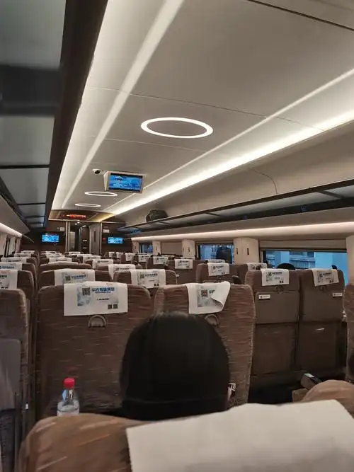 五点多已坐上去长沙的高铁了,车内很干净,车程九十分钟.