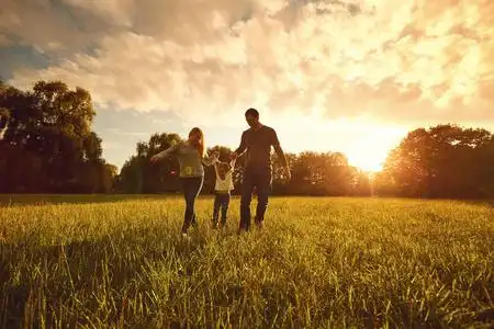 夕阳散步图片-夕阳散步素材-夕阳散步插画-摄图新视界