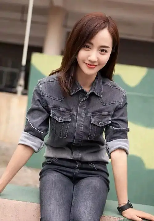 杨蓉也得靠包装素颜满脸油腻像大妈至少敢这么真实挺难得