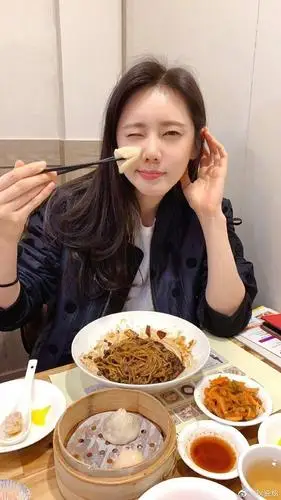 秋瓷炫吃饭颠覆我对韩国女星的认知,炸酱面和小笼包,体重才90斤