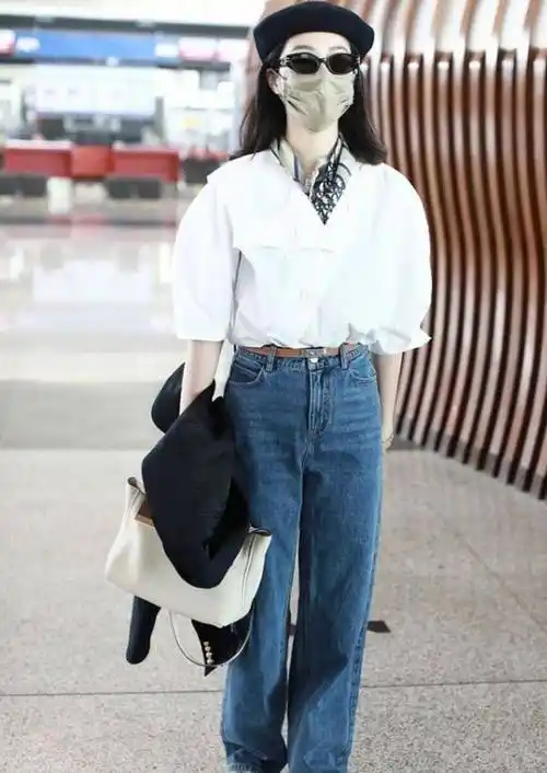 杨采钰的身材真绝,穿衬衫配露脐装亮相,小蛮腰格外抢镜_女性_时尚