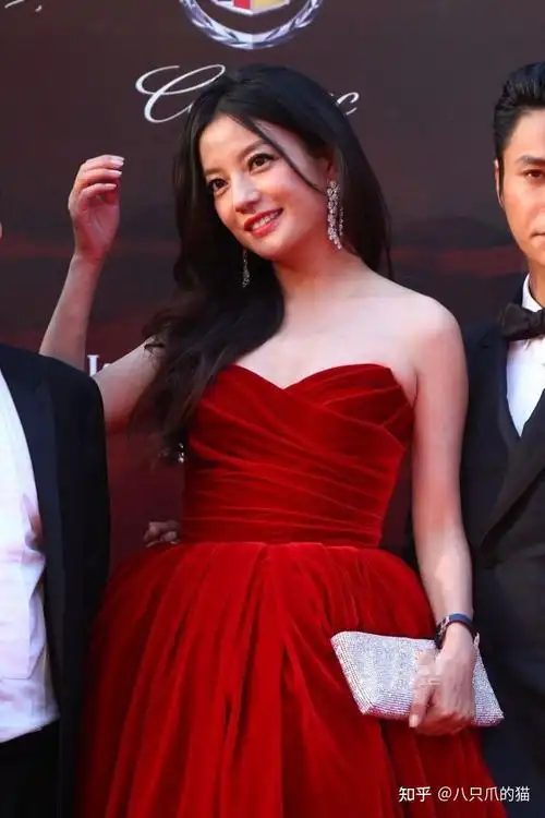 红毯上的赵薇真拼为了让红裙看着更惊艳脚踩20cm高跟