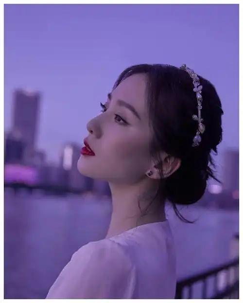 刘诗诗江边夜景大片惊艳动人,红唇白裙美得像仙女!