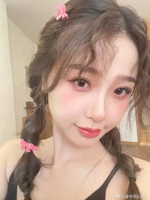 虞书欣双马尾蝴蝶结造型