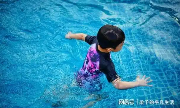 高情商晒娃游泳的文案(游泳发朋友圈吸引人的句子)||_