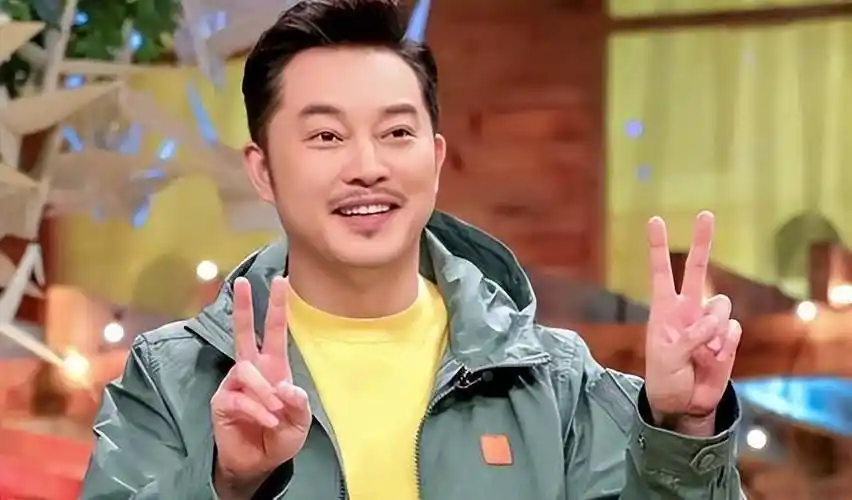 现在的沙溢略显油腻,但他还是凭着幽默细胞收获了一众粉丝