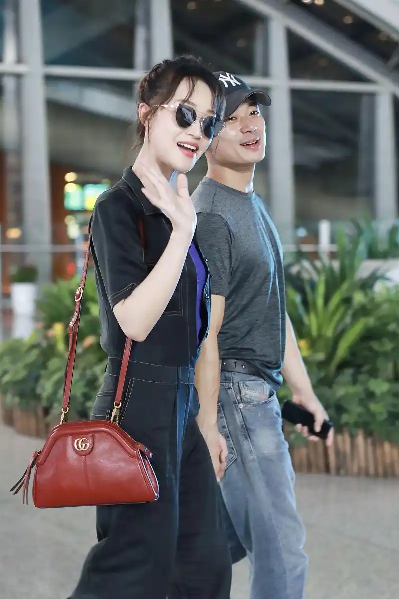 曹骏携女友甜蜜走机场,蓝盈莹穿连体裤身材优秀,曹骏眼光真够好