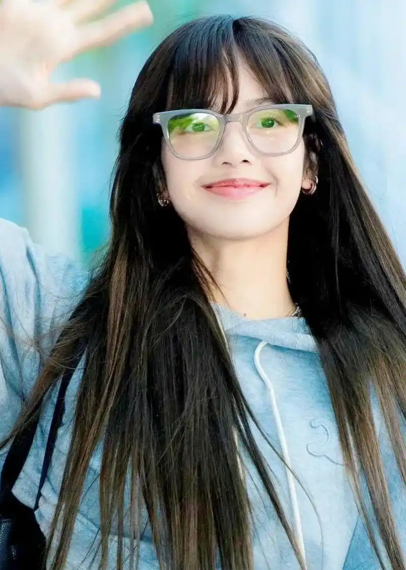 lisa好可爱,素颜身材也很好!