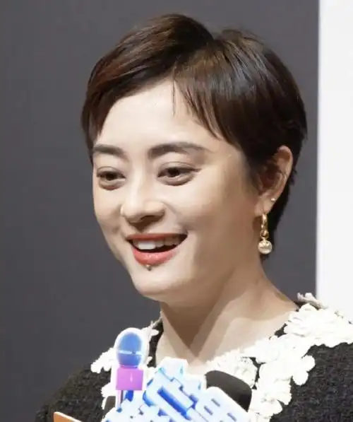 生图镜头下的孙俪,哪里像"娃儿妈"?这皮肤状态,绝了!