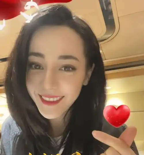 迪丽热巴晒比心美照,新发型超显时尚,网友:御姐风爱了_造型_五官_漂亮