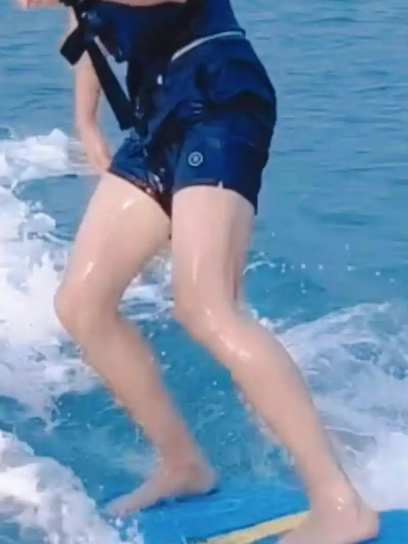 众所周知 我是蔡徐坤的body(肉体)粉 老实说喜欢坤坤白花花的美腿吗 "