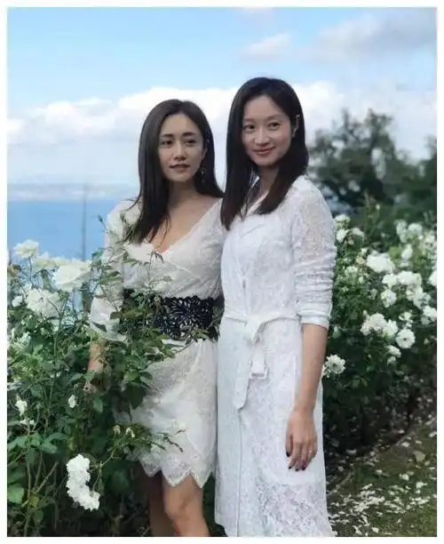 朱亚文妻子原来是熟悉的她穿裙低调素雅有气质朱亚文捡到宝了