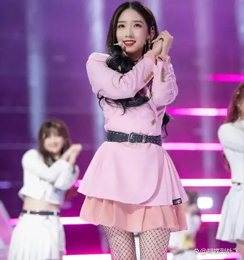 在节目中,孟美岐不仅教别人怎么唱歌,还教别人怎么用微表情打动观众.