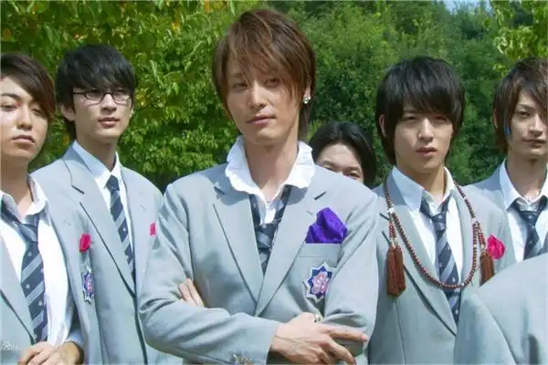 是一部经典女扮男装校园偶像剧,这部电视剧有许多版本,比如说日本拍摄