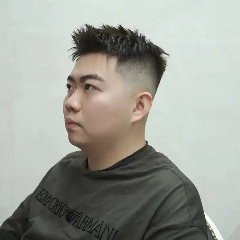 中渐变前刺发型以其鲜明的层次感和细腻的过 - 抖音