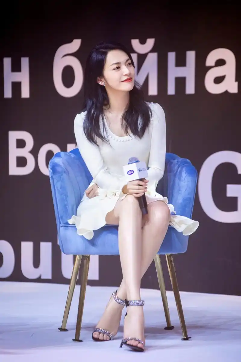 姚晨穿白色花瓣裙好美,修长双腿堪比超模!搭配一字带凉鞋挺高级