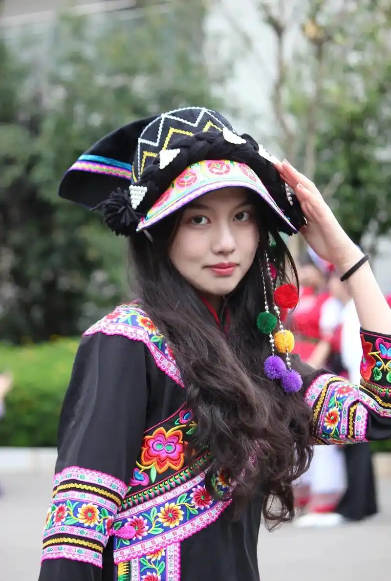 民族的就是世界的.#摄影 #民族服装 #少数民族风情 #20 - 抖音