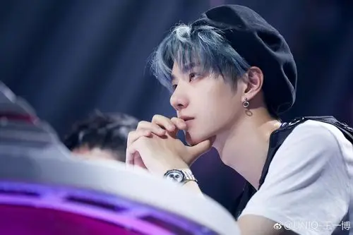 王一博分享200526甜甜的那年今日王一博化身最帅机长可甜可盐的王老师