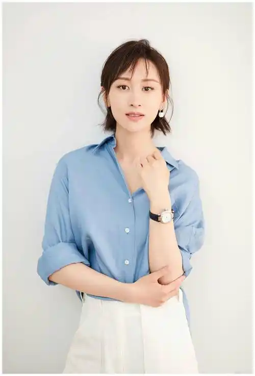 原创35岁练练美得毫不低调短发造型绿色漏肩运动装清新又养眼