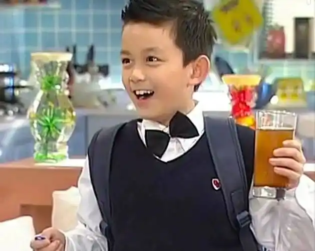 童星出道的吴磊,2009年凭借电视剧《家有外星人》中"唐不苦"一角,而被