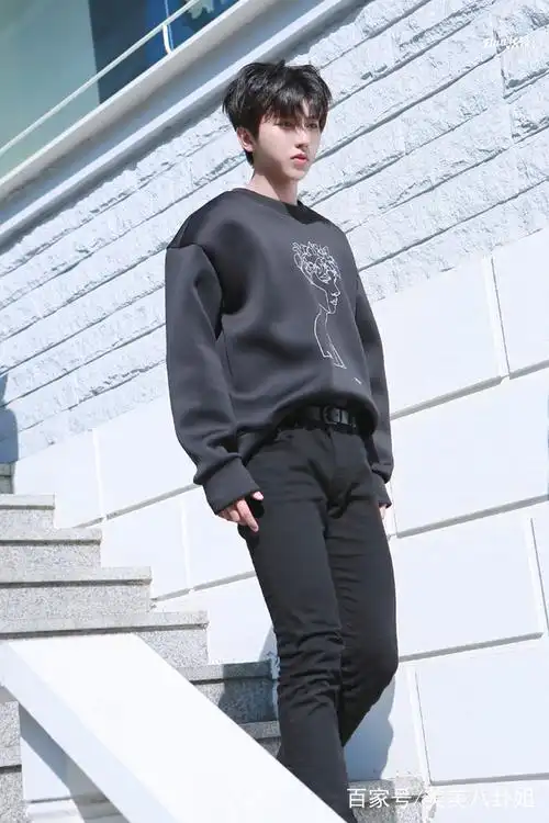 蔡徐坤韩国上班路透照 全身只穿一个色太普通!网友:来看大长腿