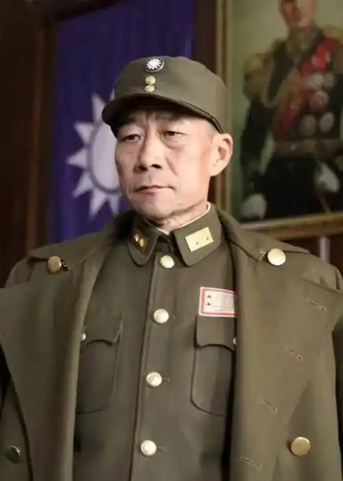 首先,他剃掉了自己的头发,采用了与林彪相似的阴阳头发型.