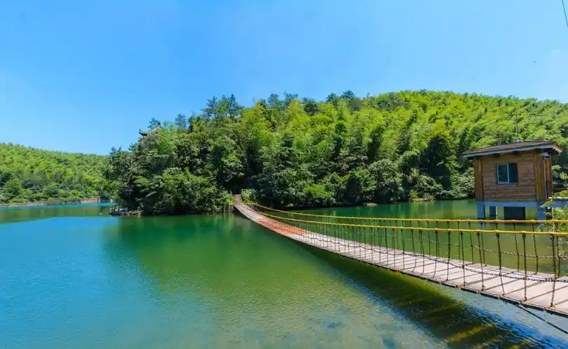 p>宜兴竹海风景区位于江苏省无锡市宜兴市区西南31公里的湖滏镇境内