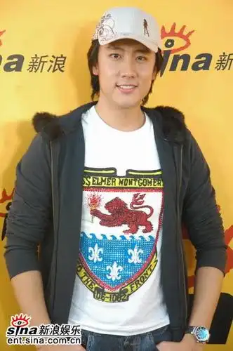 图文陈司翰做客新浪聊天演艺歌唱双赢