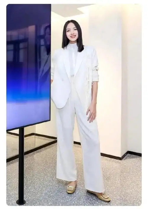 张梓琳不愧是首位华人世界小姐,穿白色西装优雅知性,五官太美了