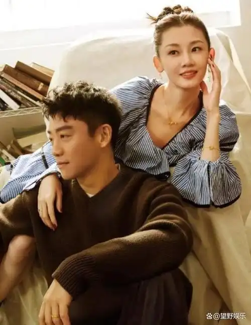 郑恺在近日的访谈中透露出他和苗苗的一段甜蜜而略显"坎坷"的婚纱照