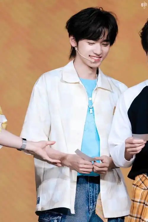 宋亚轩康师傅冰红茶品牌代言人##时代少年团夏日清爽穿搭##冰红茶