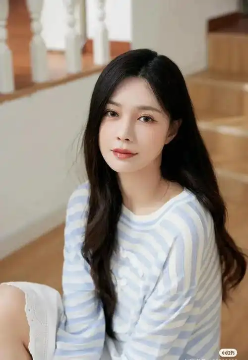 沈梦辰晒最新穿搭美照蓝白条纹上衣搭配白色长裙优雅甜美气质