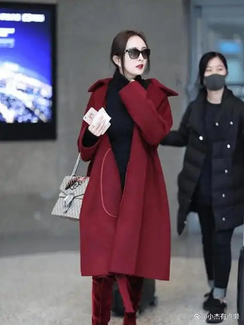 冬天不想露腿,学习杨幂的穿搭,选择风衣搭配长筒靴的出街造型,既能