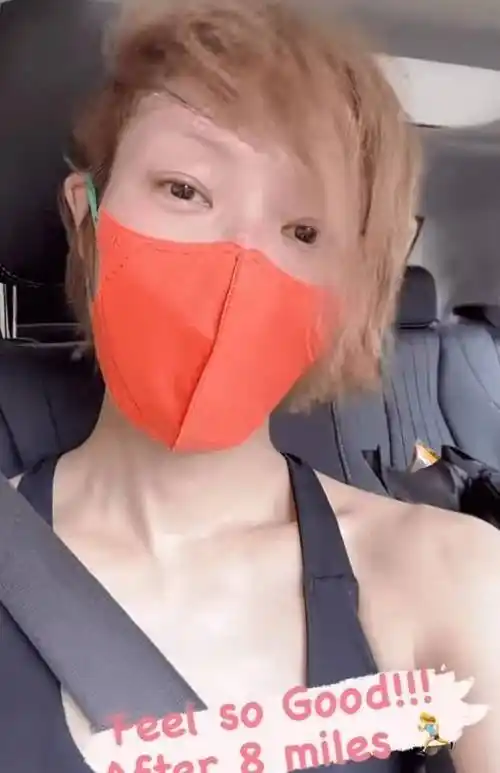 49岁郑秀文晒跑步素颜照,穿低胸背心锁骨明显,一头黄发好凌乱_运动