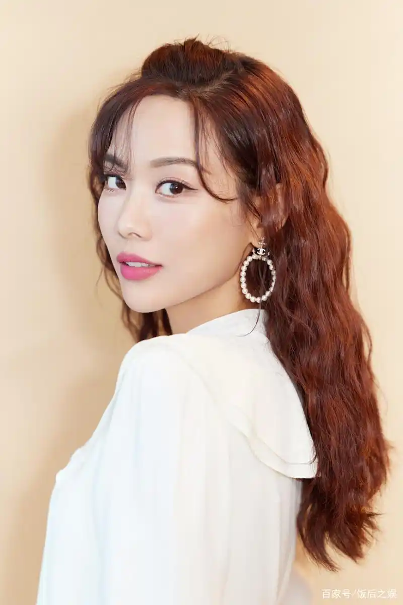 王霏霏:性感时尚,美丽动人