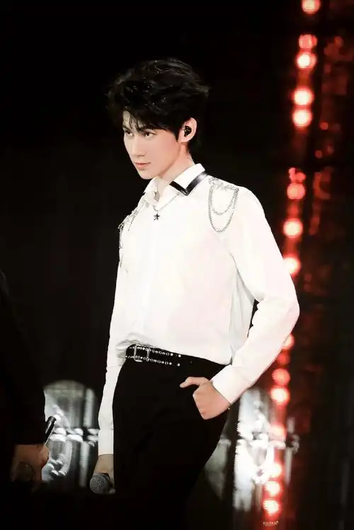 张真源手指镜头##张真源瘦了好多