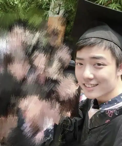 肖战被质疑种发际线网友扒出不同时期照片发现额头变化明显