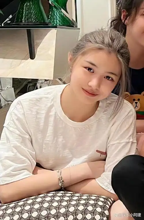 汪峰18岁大女儿近照,身材丰满有料,五官神似"年轻版李嘉欣"