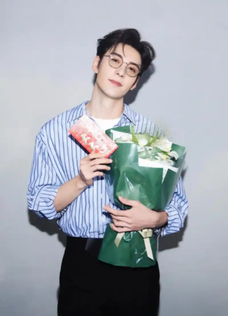 陈星旭带上眼镜"斯文败类"男主有脸了!