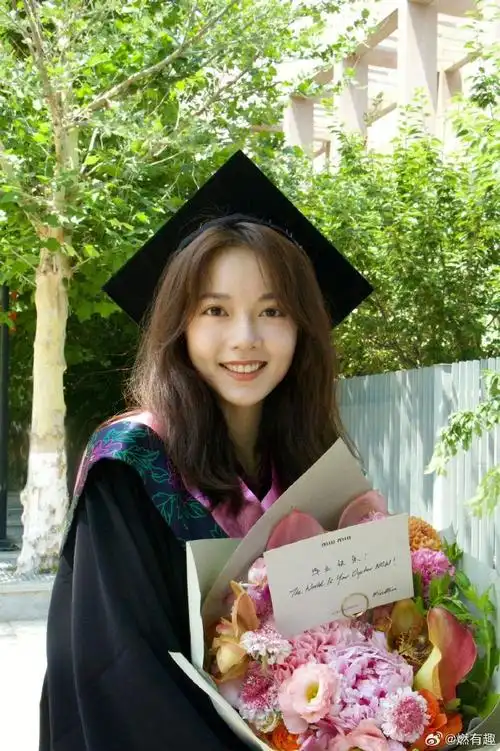 赵今麦学士服照