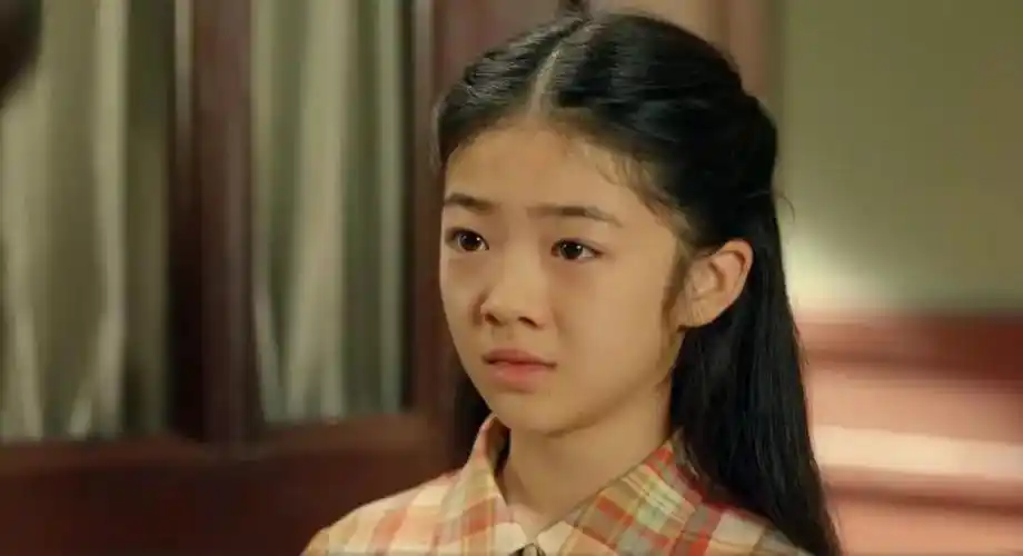 刚开始,女主小时候找了一位小演员出演.