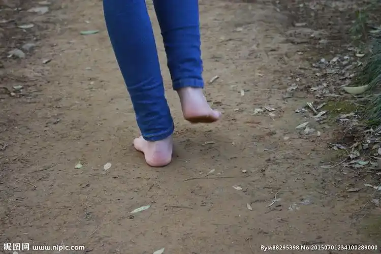 泥土地 光脚走路图片