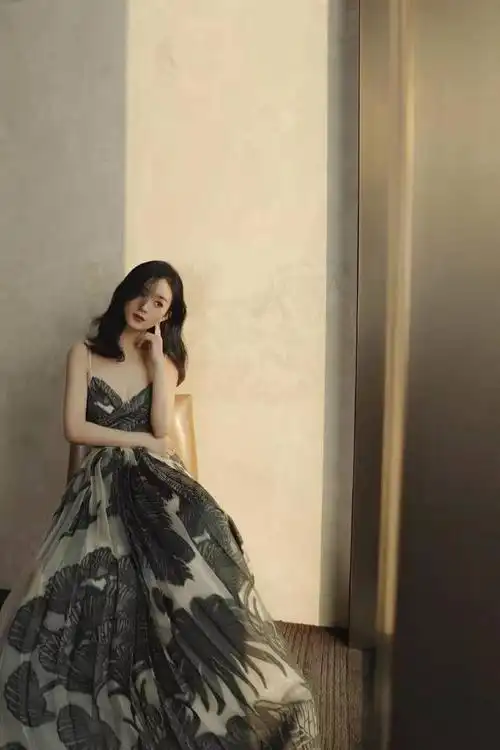 赵丽颖金色星光渐变裙,大秀星星锁骨,宛若仙子