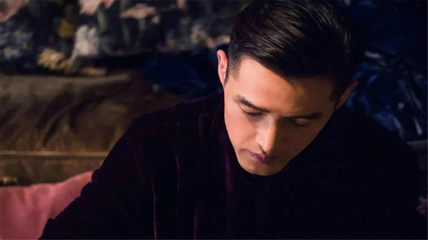 胡歌圣诞树时尚写真最新电脑壁纸高清下载