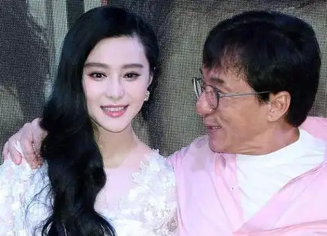 范冰冰历年合照曝光,与成龙亲密互动引发热议