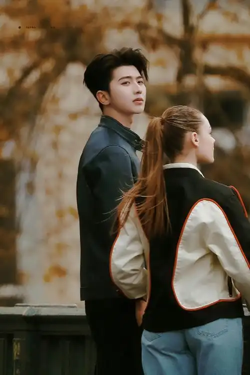 蔡徐坤巴黎拍摄雨中氛围感路透##蔡徐坤巴黎雨中拍摄氛围感